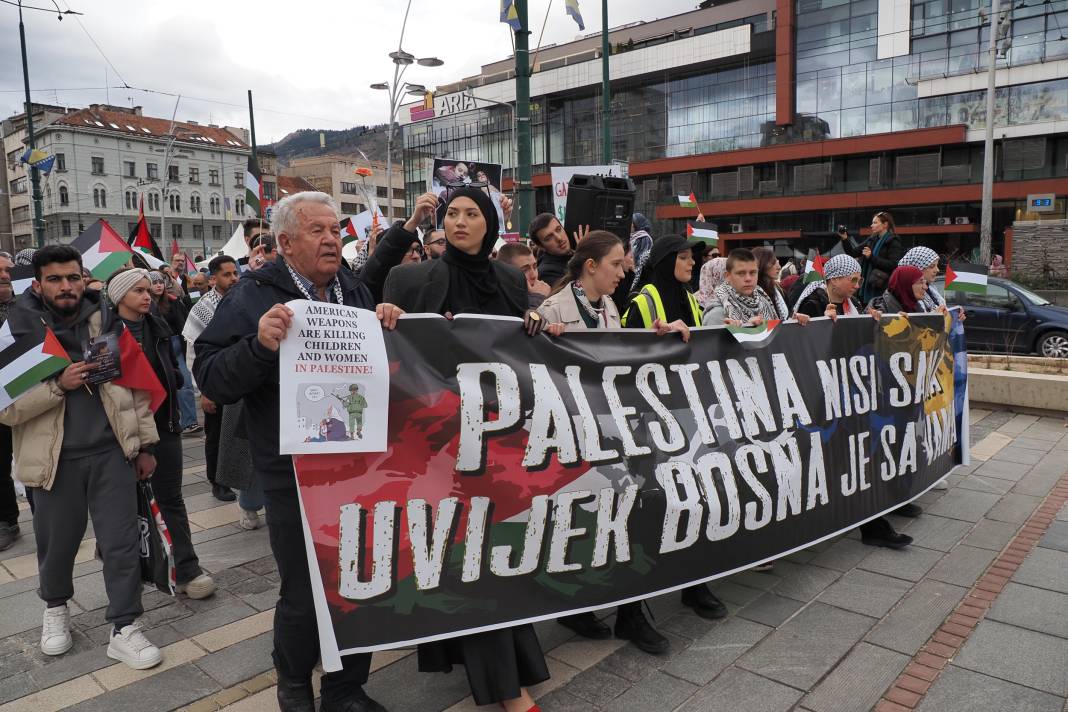 Londra ve Saraybosna'da İsrail protestosu! Binlerce kişi sokaklara döküldü 30